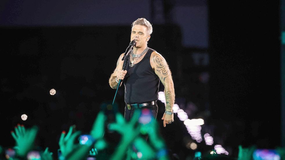 Hier ist Robbie Williams gut sichtbar - die Fotografen hatten beim Konzert in München eindeutig bessere Sicht als die meisten Menschen im Publikum. Foto: IMAGO/Daniel Scharinger