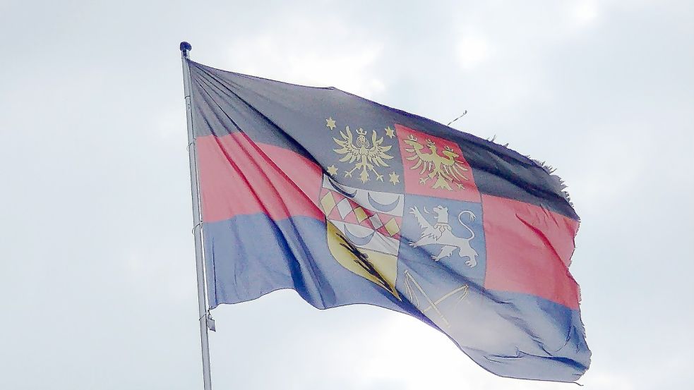 Wann die Ostfriesland-Flagge vor öffentlichen Gebäuden gehisst werden soll, wird derzeit im Landkreis Leer viel diskutiert. Foto: Rümmele/Archiv