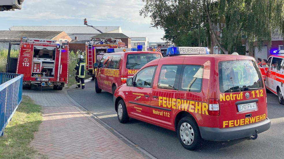 Ein Großaufgebot der Emder Feuerwehr war am Montagabend zu einer Lagerhalle ausgerückt. Fotos: Hoppe/Archiv