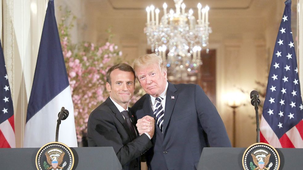 Der französische Präsiden Emmanuel Macron (links) und der damalige US-Präsident Donald Trump (rechts) bei einer gemeinsamen Pressekonferenz in Washington 2018. Trump behauptet nun intime Details über Macrons Sexleben zu kennen. Foto: AFP/Ludovic Marin