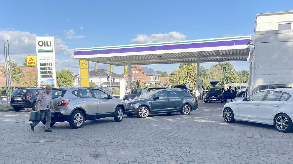 Zum Ende des Tankrabatts hatten sich auch an der Oil-Tankstelle im niedersächsischen Wulfsen Schlangen gebildet. Foto: Mark Otten