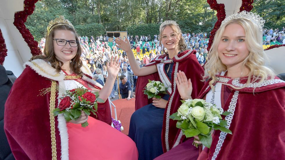 Beim 70. Blütenfest in Wiesmoor wurde Jana Gerdes (21) aus Wiesmoor (links) zur neuen Blütenkönigin gewählt. Prinzessinnen wurden Finja Krause (20) aus Wittmund (Mitte) und Justine Brazda (25) aus Moormerland (rechts). Foto: Ortgies