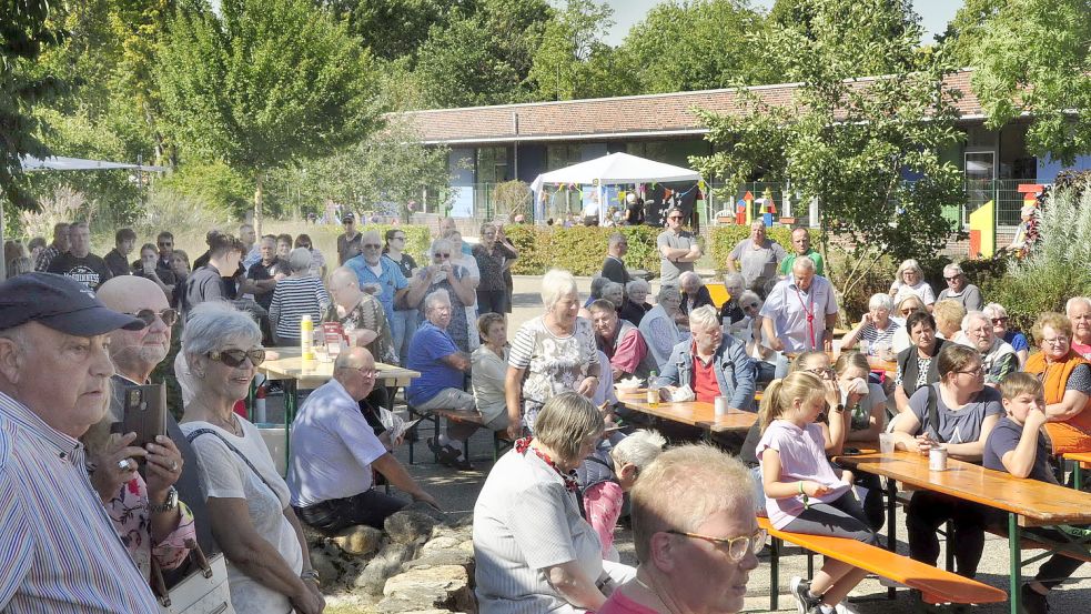 Ab dem Mittag waren bereits zahlreiche Besucher vor Ort – pünktlich für die Grußworte. Foto: Wolters