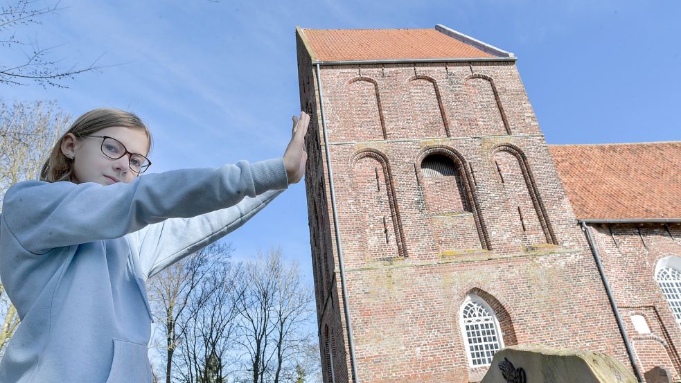 Ist seit 15 Jahren der schiefste Turm der Welt: der Suurhuser Kirchturm. Nun gibt es einen neuen Titelanwärter. Foto: Ortgies/Archiv