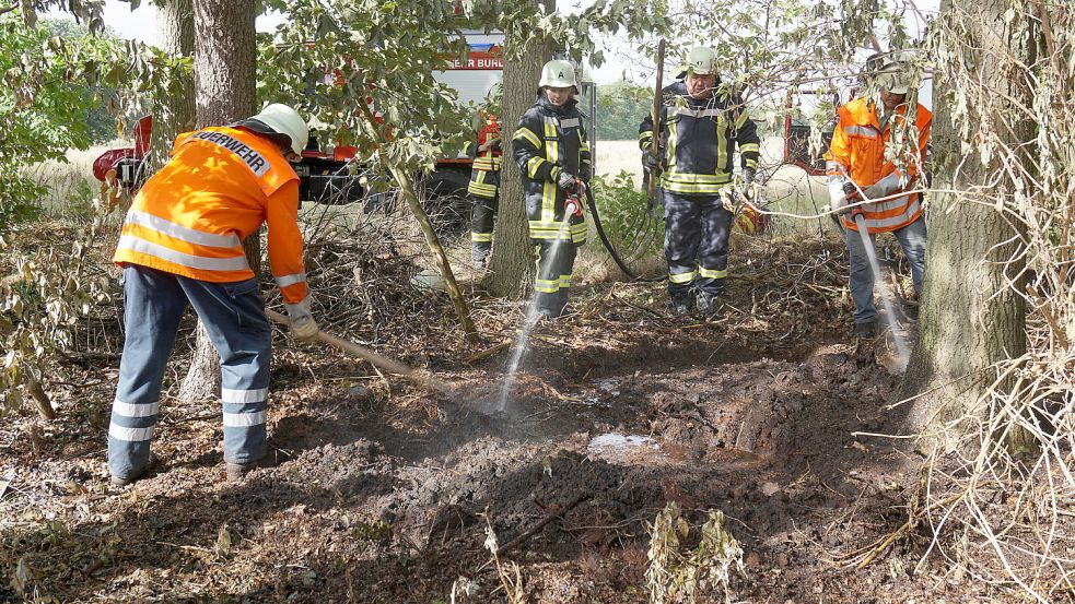 Der moorige Boden in der Nähe des abgebrannten Schuppens musste umgegraben und abgelöscht werden, weil dort Glutnester auftraten. Fotos: Hagewiesche