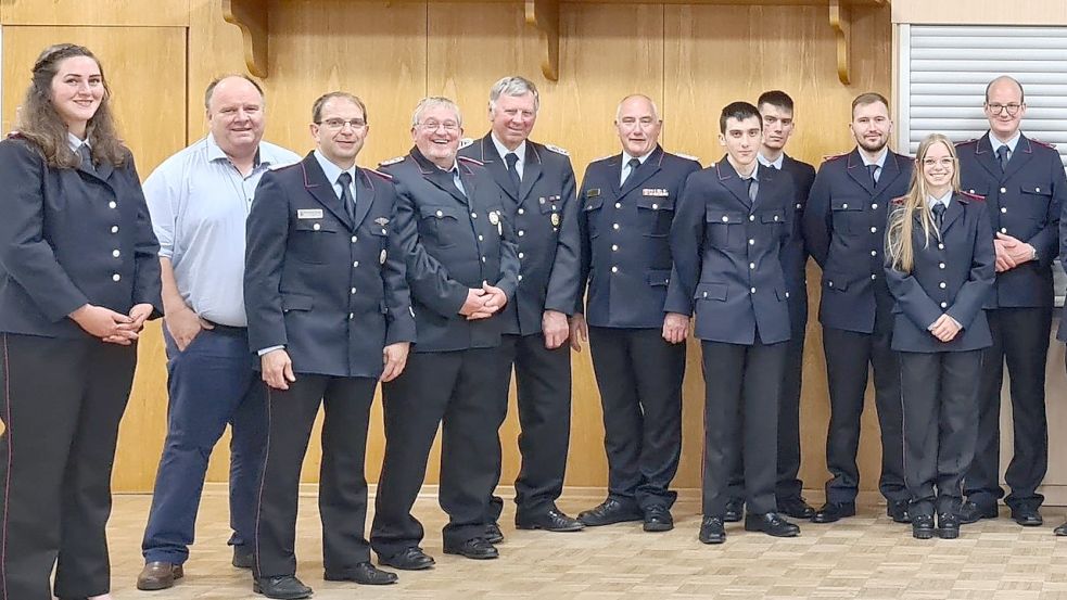 Das Bild zeigt (von links) Anna-Christina Jansen, Ortsbürgermeister Jan-Uwe Kromminga, Ortsbrandmeister Heinz Dieter Korporal, Bernd Appeldorn, Johann Steenblock, den stellvertretenden Kreisbrandmeister Ralf Heykants, Domenik Fürth, Patrick Fürth, Dennis Fürth, Miriam Blomeier und Mathias Sutorius. Foto: Feuerwehr