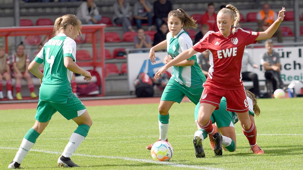 Elisabeth Steiner (rechts) zeigte nicht nur wegen ihres Führungstreffers eine starke Leistung. Fotos: Doden/Blomberg