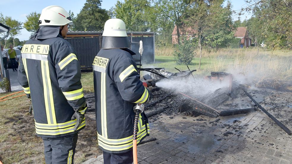 Mitglieder der Feuerwehr waren schnell vor Ort. Allerdings hatten die Flammen den kleinen Schuppen praktisch völlig zerstört. Foto: Ammermann