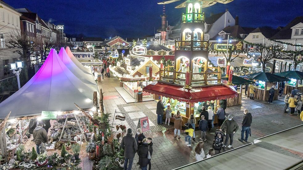 Auf dem Auricher Marktplatz sorgt der Weihnachtszauber jedes Jahr für Adventsstimmung. Archivfoto: Ortgies