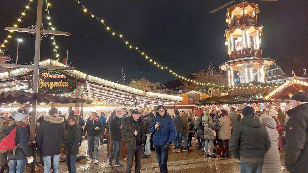 Die große Weihnachtspyramide soll wieder auf dem Emder Engelke-Markt stehen. Foto: Hanssen/Archiv