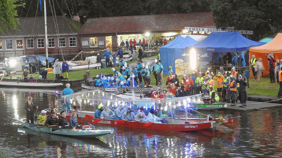 Der Emder Drachenbootverein Cassens (rotes Boot) wurde für seine Beleuchtung bei der Lampionfahrt ausgezeichnet. Foto: F. Doden