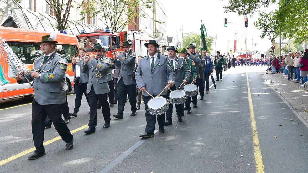 Gegen 14.45 Uhr machten sich am Sonntag die Teilnehmer des Umzugs vom Emder Rathaus in Richtung Schützenplatz auf. Fotos: Wagenaar