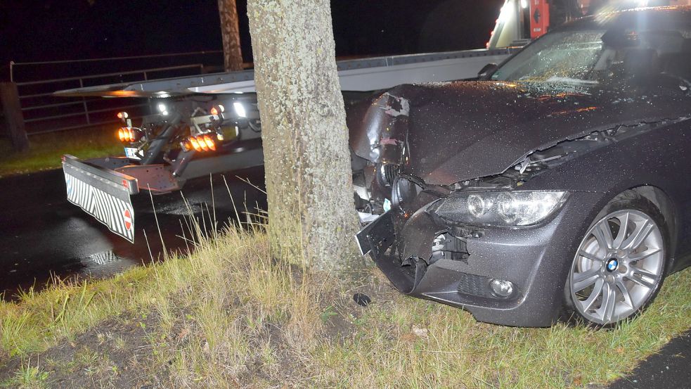 Der 19 Jahre alte Fahrer ist nach Auskunft der Polizei auf regennasser Fahrbahn mit seinem BMW von der Straße abgekommen und dann frontal gegen einen Baum geprallt. Der Wagen war nicht mehr fahrbereit. Das Auto wurde mit einem Abschleppwagen weggebracht. Foto: Ammermann