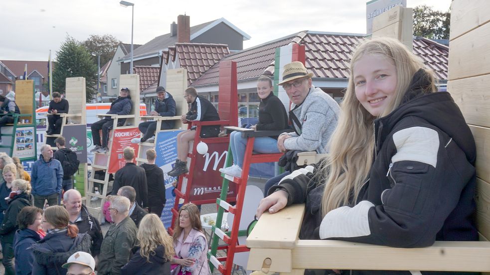 Kurz vor der letzten Etappe war Inka Grass (vorne) müde, aber noch motiviert. Auch Walter Klinke und Celina Lange hielten bis zur letzten Minute bei der Pfahlsitzmeisterschaft durch. Fotos: Hagewiesche