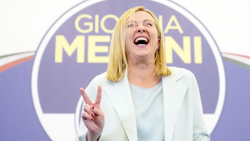 Gute Laune nach dem Wahlsieg: Giorgia Meloni, Italiens voraussichtliche neue Regierungschefin. Foto: picture alliance/dpa/AP