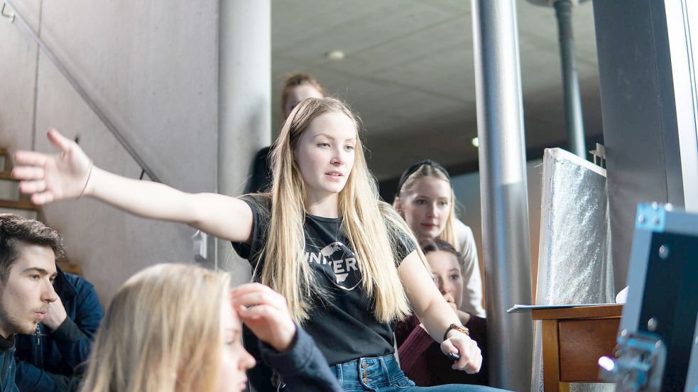 Eveline Schönfeld erklärt ihre Vision am Set des Films „Auswildern“. Fotos: privat