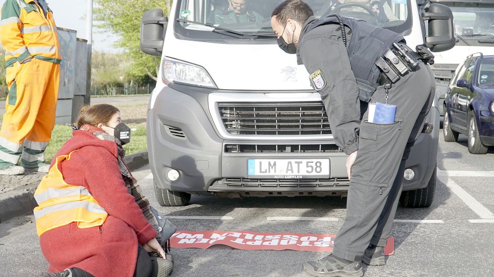 Sonja Manderbach gerät bei den Aktionen der „letzten Generation“ immer wieder mit der Polizei einander. Sie erklärt, warum das notwendig ist. Foto: Letzte Generation