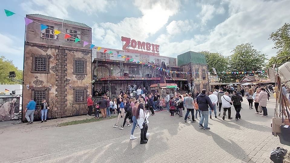 In der Zombie-Geisterbahn werden die Fahrgäste durch vier verschiedene Schreckensszenarien gefahren. Foto: privat