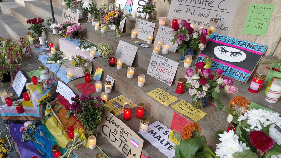 Kurz nach der Tat gab es zahlreiche Blumen und Trauerbekundungen für den Getöteten. Nach der Beerdigung gab es erneut eine große Trauerfeier. Foto: dpa/Bernd Thissen