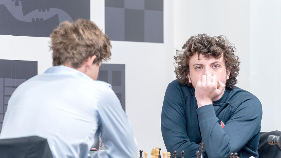 Hans Niemann (rechts) soll einem neuen Bericht zufolge über 100 mal beim Schach betrogen haben. Foto: picture alliance/dpa/Saint Louis Chess Club