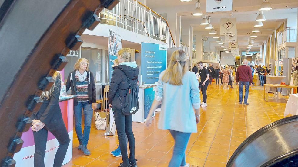 Nach zwei Jahren Corona-Pause konnte am Dienstag die IHK-Ausbildungsmesse in Emden wieder starten. Fotos: Hanssen