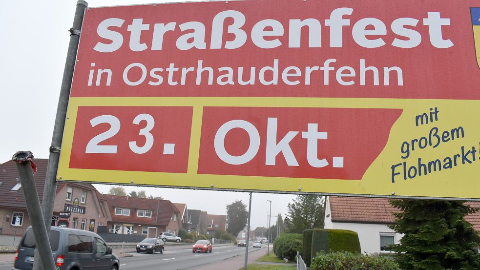 An der Hauptstraße in Ostrhauderfehn weisen große Schilder auf das Straßenfest hin. Die Veranstaltung selbst wir zum ersten Mal nicht auf der Hauptstraße stattfinden. Foto: Zein