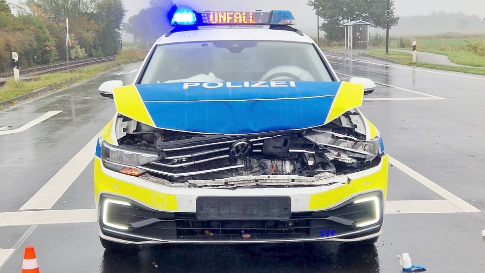 Die Knautschzone gut ausgenutzt. Wichtige Teile seien nicht verzogen, hieß es seitens der Polizei. Den Beamten geht es gut. Foto: Feuerwehr