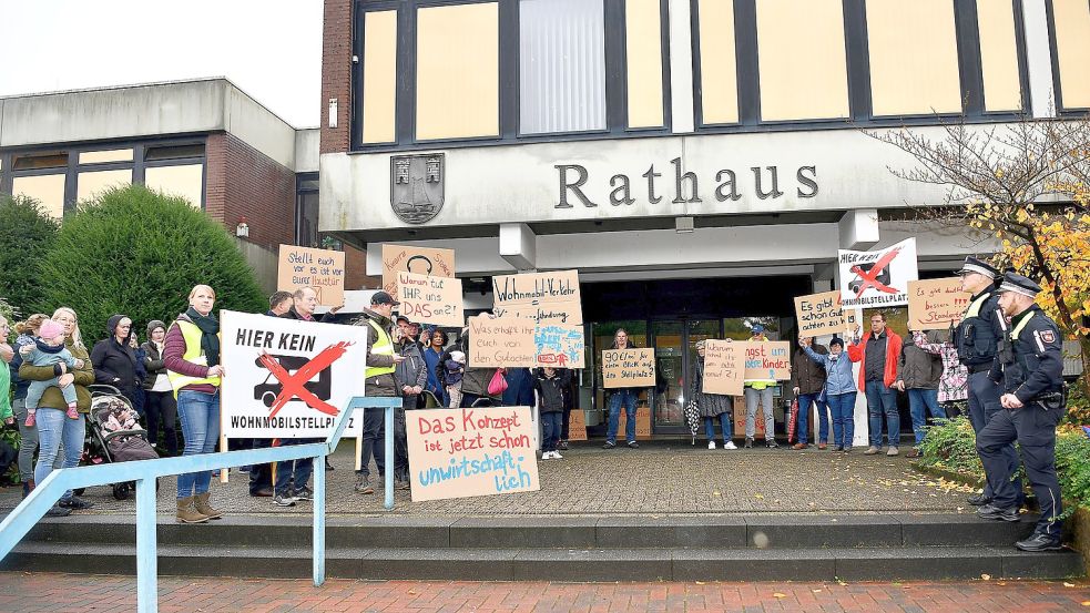 Mit Plakaten haben die Anwohner des Sauteler Kanals ihre Argumente vor dem Rathaus deutlich gemacht. Foto: Stromann