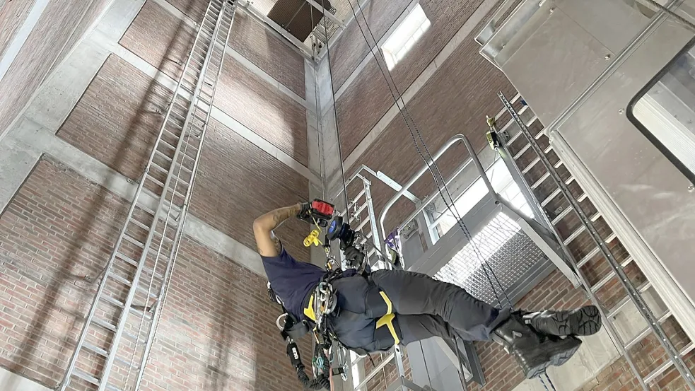 Wer hier Höhenangst hat, ist fehl am Platz: So geht Abseilen aus 18 Meter Höhe im Schlauchturm. Foto: Wind-Guard