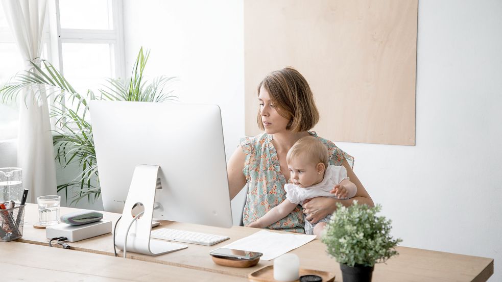 Multitasking ist nie eine gute Idee – erst recht nicht, wenn es um zwei so wichtige Lebensbereiche wie Kinderbetreuung und Arbeiten geht. Foto: imago images/Addictive Stock