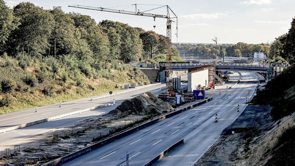 Mitte November könnte es wieder voll auf Hamburgs Straßen werden: Die A7 wird für 79 Stunden vollgesperrt. Foto: dpa/Axel Heimken