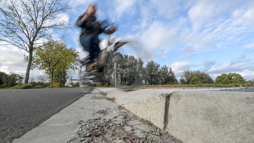 Der neue Radweg an der Straße Zum Haxtumerfeld ist eine ebene Fläche. Zur Fahrbahn hin ist er durch Rampensteine abgegrenzt. Foto: Ortgies