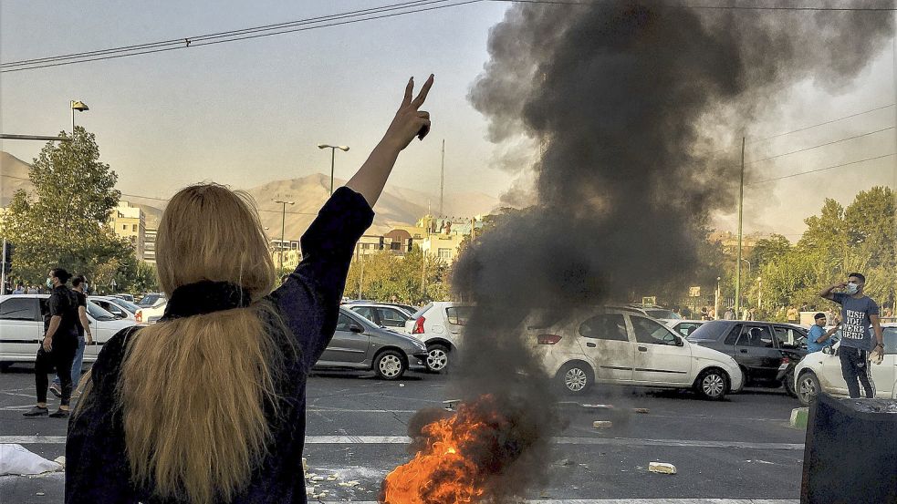 Eine Frau während einer Demonstration in Teheran Ende September. Foto: dpa/AP