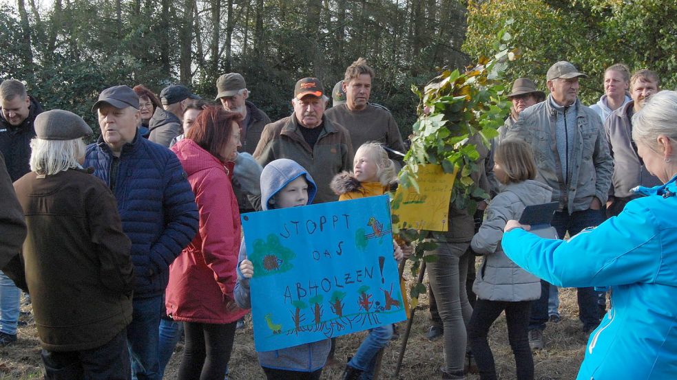 Kinder halten Plakate gegen das Abholzen in die Höhe. Fotos: Luppen