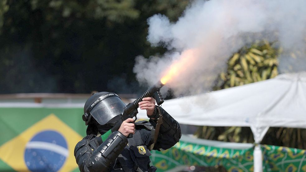 Die Verkehrspolizei greift in Brasilien ein. Foto: AFP/SILVIO AVILA