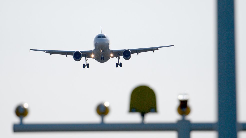 Ein Pilot ist im Landeanflug auf den Flughafen Bremen von einem grünen Laserstrahl geblendet worden. Foto: Robert Michael / dpa