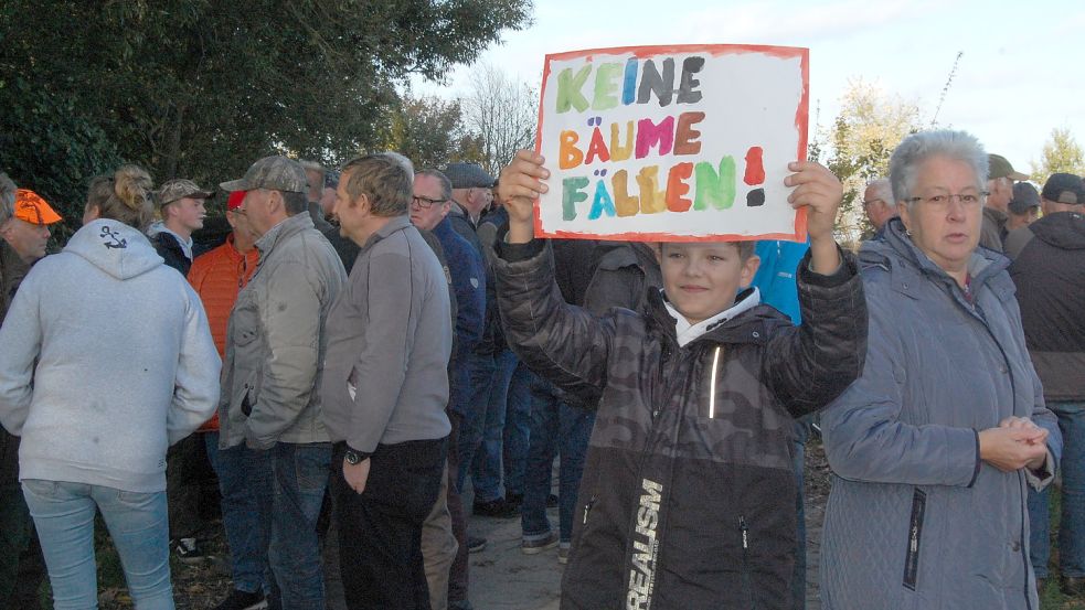 Auch Kinder protestieren gegen die Baumfällungen. Foto: Luppen