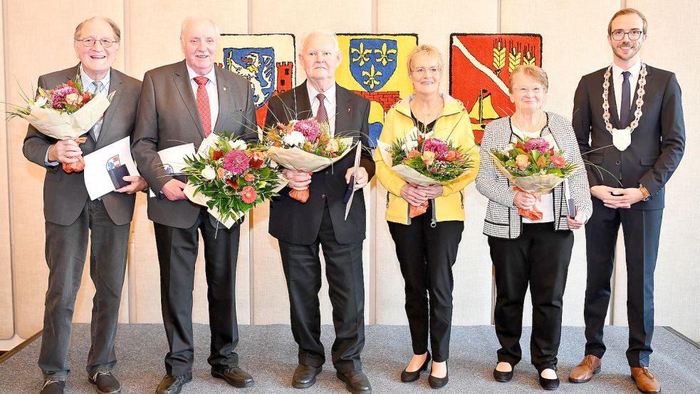 Bürgermeister Hendrik Schulz (von rechts) zeichnete Rita Badewien, Marina Bohlen, Ewald Hinrichs, Jakob Janshen und Jann de Buhr aus. Foto: Stromann