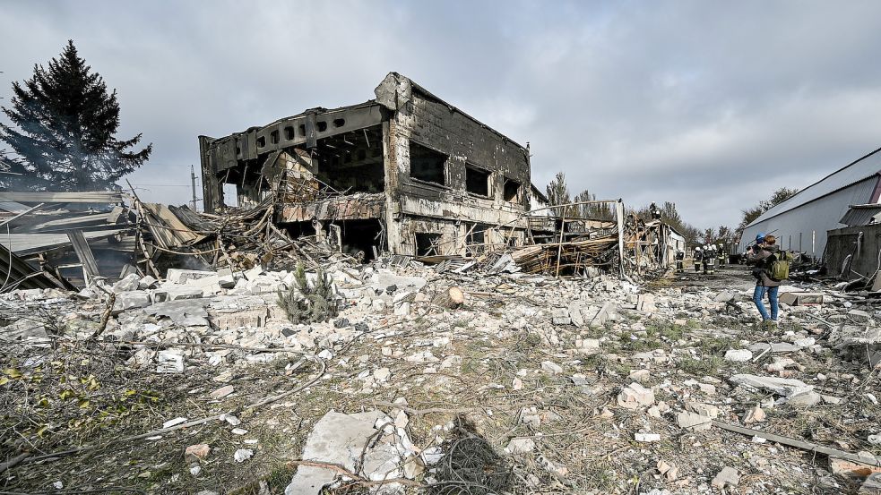 Saporischschja: Blick auf einen Gewerbebetrieb, der nach ukrainischen Angaben bei einem russischen Raketenangriff zerstört wurde. Foto: -/Ukrinform/dpa