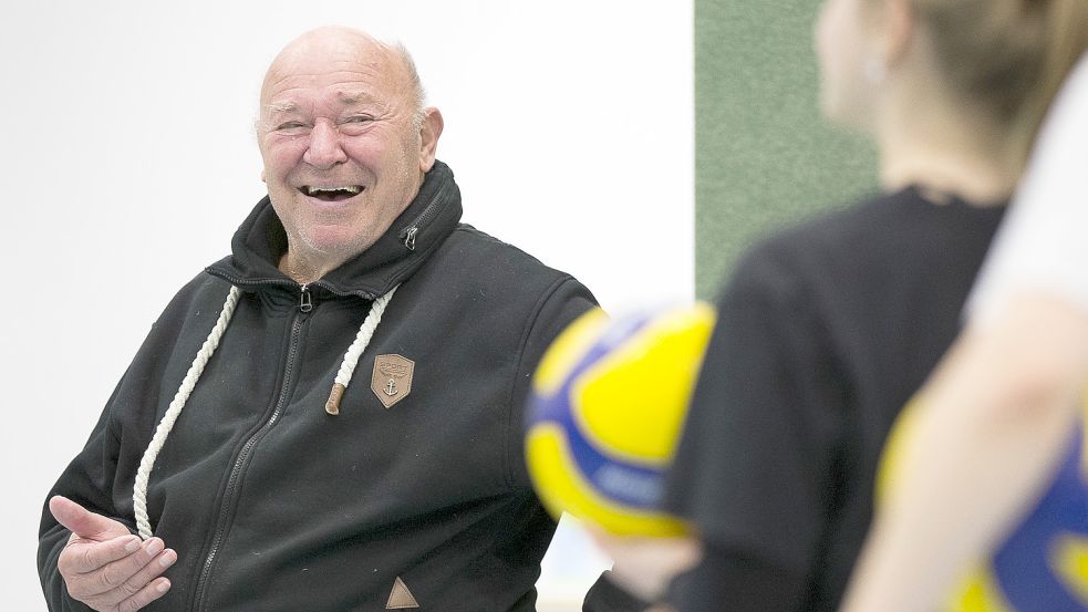 Karl-Heinz Harms trainiert zwei Damen- und alle Jugendteams in Hinte. Foto: Doden/Emden