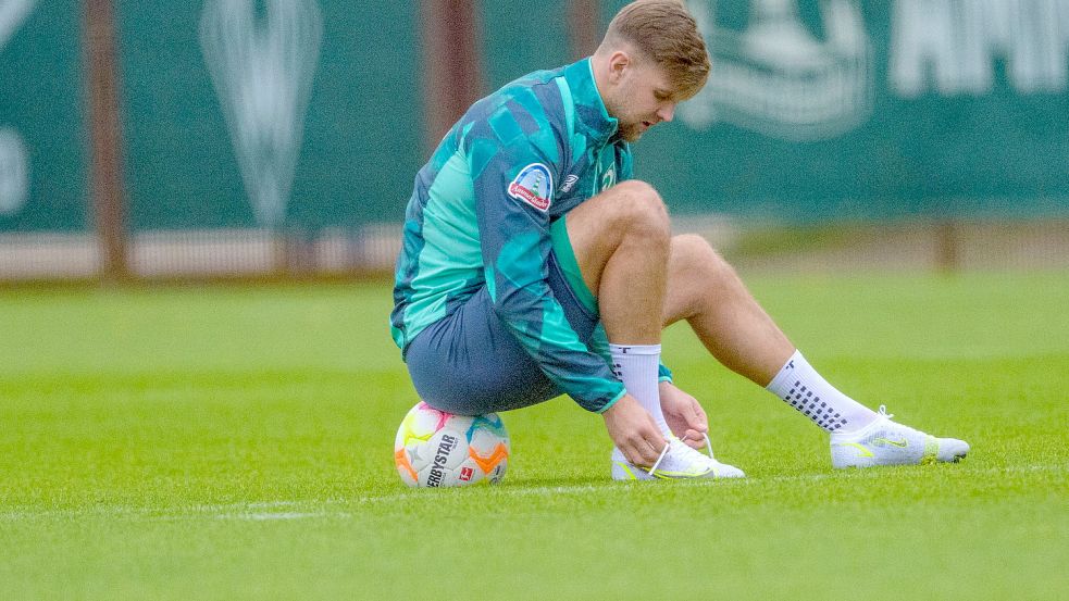 Schuhe schnüren für die Weltmeisterschaft in Katar: Niclas Füllkrug steht im Aufgebot von Bundestrainer Hansi Flick, muss sich aber am Samstag in der Bundesliga vorher noch einmal ums Tagesgeschäft kümmern. Foto: imago images/Nordphoto