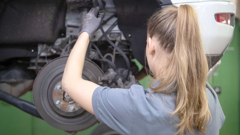 Frauen als Kfz-Mechatroniker und in anderen technischen Berufen werden zwar immer häufiger, sind aber noch lange nicht selbstverständlich. Foto: Murat/dpa