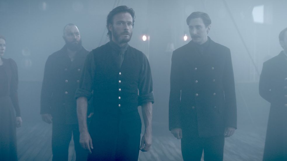 „1899“ am 17. November neu auf Netflix: Andreas Pietschmann (Mitte) als Kapitän Eyk Larsen. Foto: Netflix