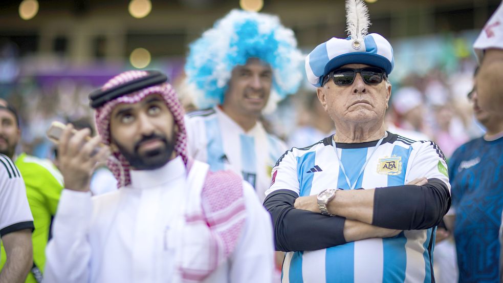 Argentinien-Fans sind entsetzt nachdem Saudi-Arabien gegen Argentinien gewonnen hat. Foto: Imago Images/Moritz Müller