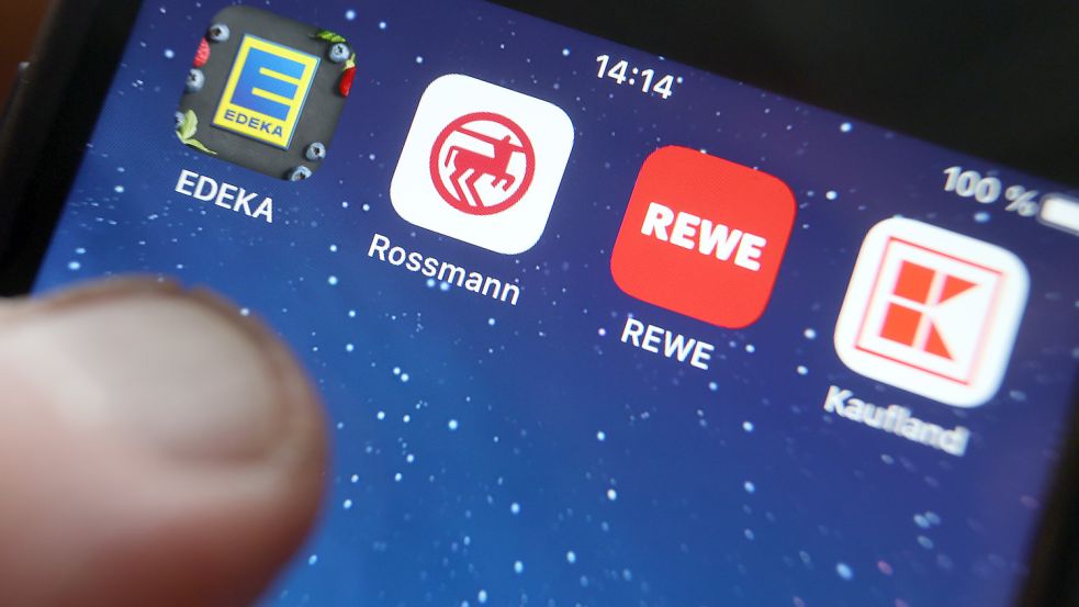 Wer angesichts der Inflation beim Einkaufen die besten Angebote nutzen will, braucht in immer mehr Geschäften eine zusätzliche App. Foto: Karl-Josef Hildenbrand/dpa