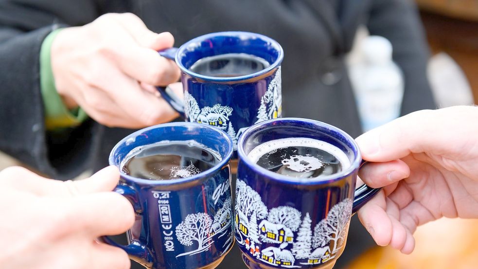 Glühwein und mehr gibt es an diesem Samstag vor dem Rathaus in Hinte. Symbolfoto: Walzberg/DPA