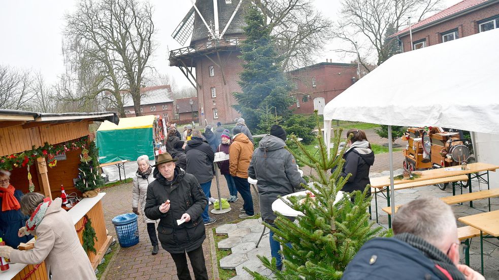 Direkt vor dem Rathaus und bei der Mühle konnte in Hinte der kleine Weihnachtsmarkt am Samstag einige Besucherinnen und Besucher anlocken. Fotos: Wagenaar