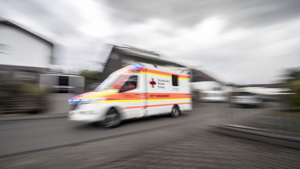 Sanitäter retten Leben. Aber wer schützt ihre Gesundheit bei beruflicher Überbelastung? Foto: Roessler/dpa