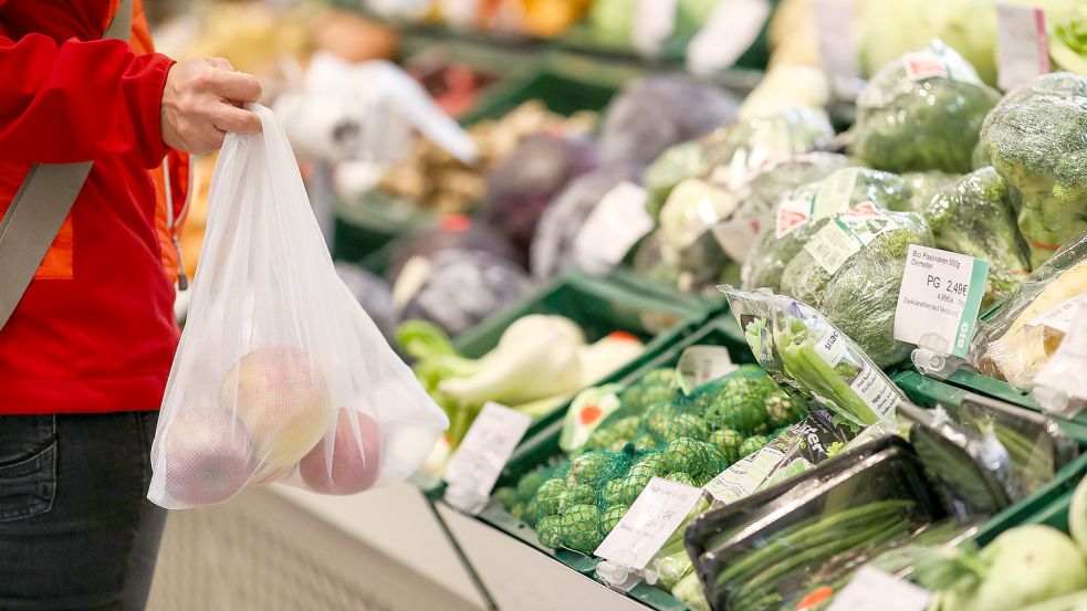 Die Preise für Nahrung sind in den letzten 12 Monaten stark gestiegen - doch manche Lebensmittel gehen gegen den Trend. Foto: Jan Woitas/dpa