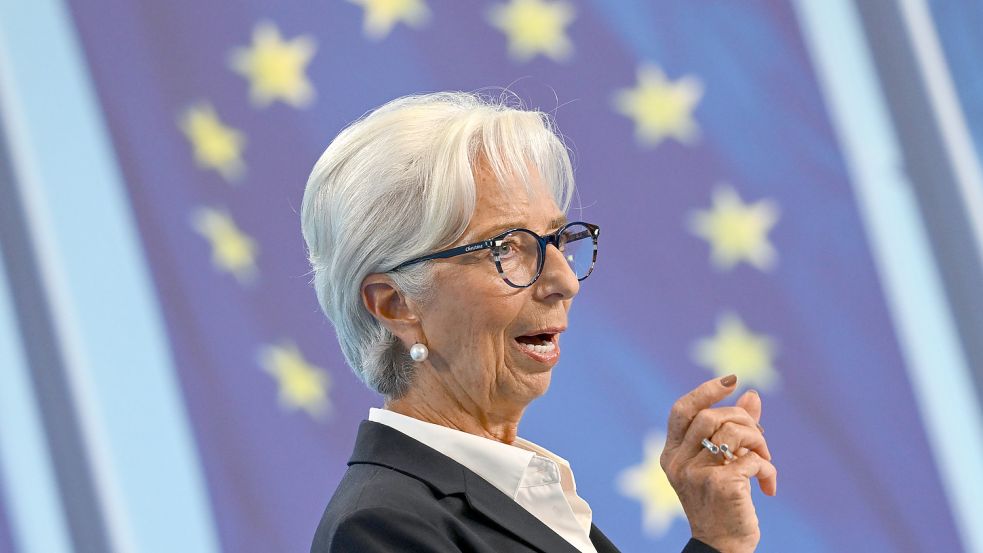 Die EZB unter der Führung von Christine Lagarde verhält sich bei der Bekämpfung der Inflation zaghaft. Foto: Arne Dedert/dpa